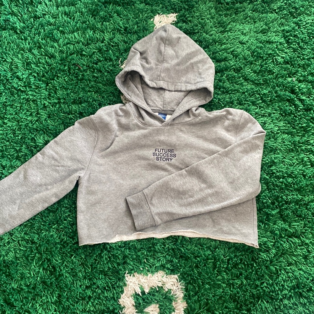 Super cute cropped hoodie fits like womens medium it’s kids Xl though